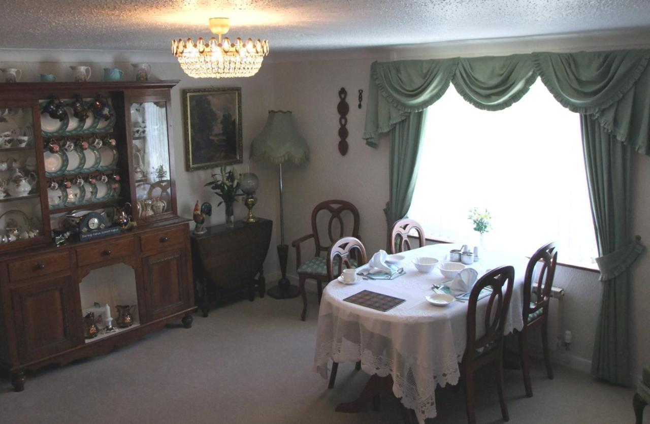 Erw-Lon Farm Bed & Breakfast Pontfaen Exterior foto