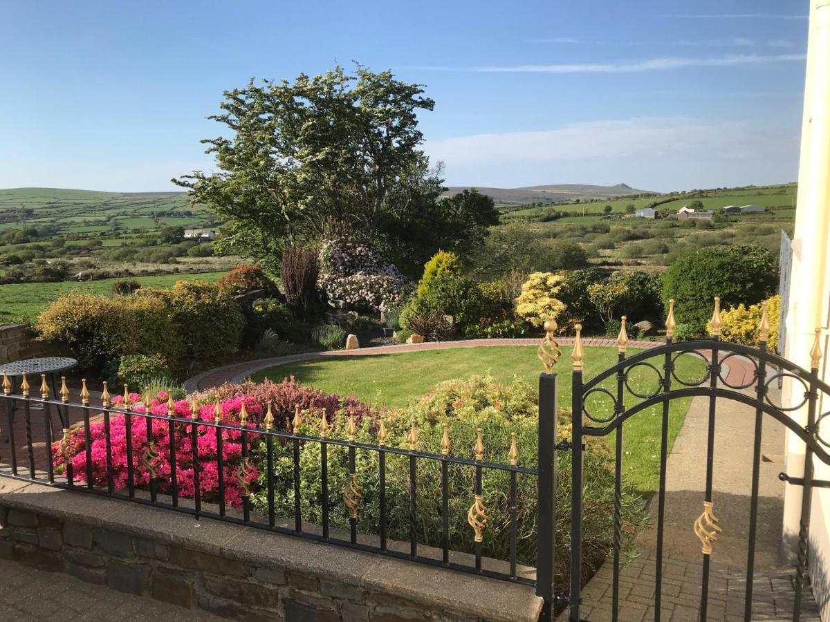 Erw-Lon Farm Bed & Breakfast Pontfaen Exterior foto
