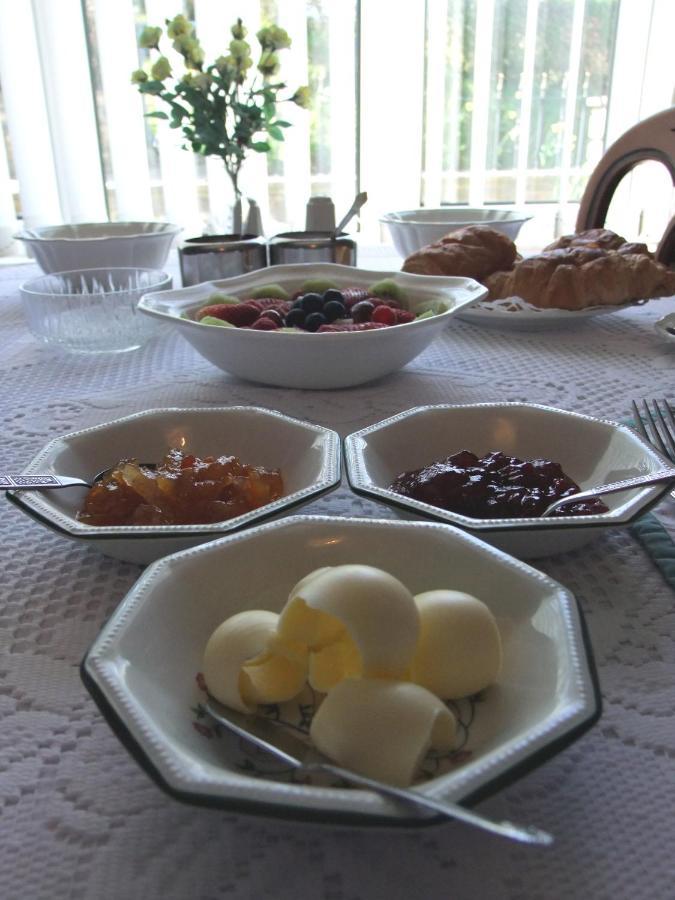 Erw-Lon Farm Bed & Breakfast Pontfaen Exterior foto