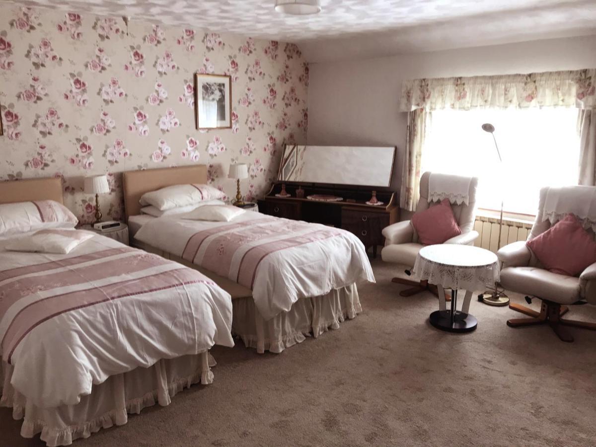 Erw-Lon Farm Bed & Breakfast Pontfaen Exterior foto