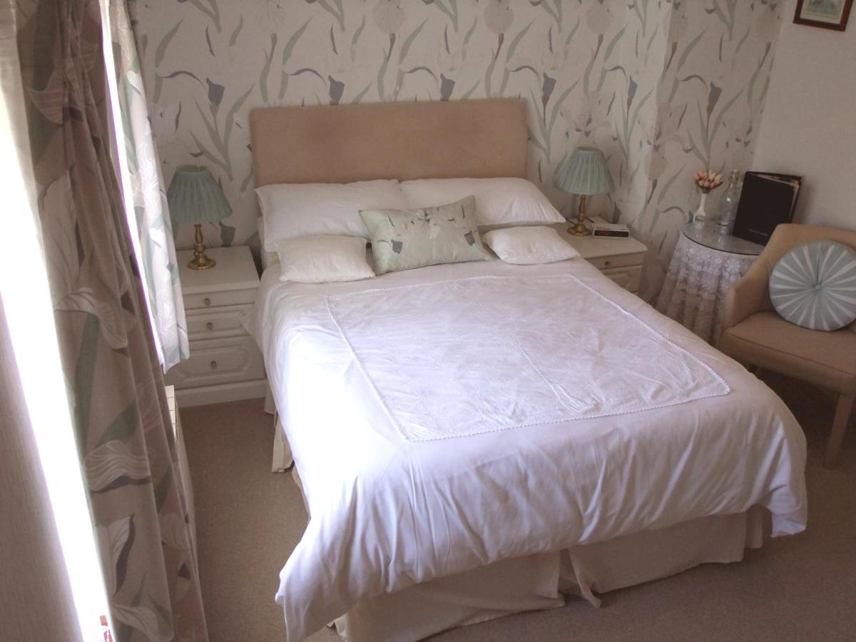 Erw-Lon Farm Bed & Breakfast Pontfaen Exterior foto